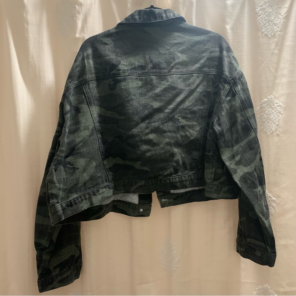 Faded Camo Cropped Button-Up Jacket - Picture 4 of 12